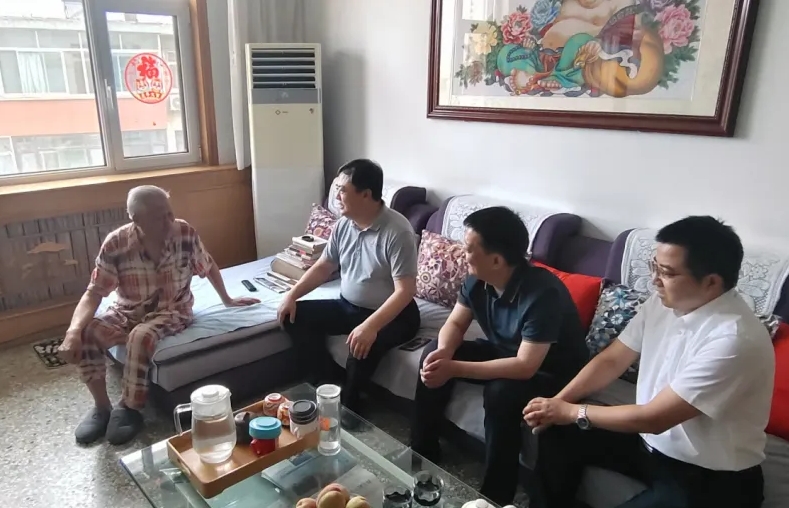 律所开展“七一”走访慰问老党员活动