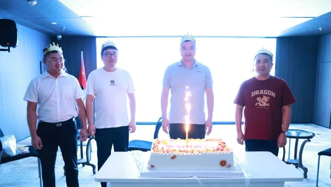 红旗映月贺生辰，牌趣竞技乐满庭！载熙律所这场生辰牌趣宴超燃!