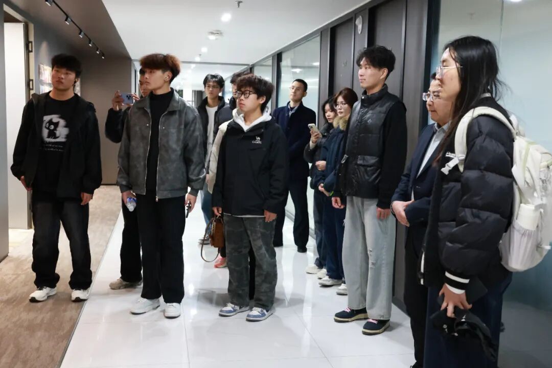 山东华宇工学院大学生法律协会组织部分学生赴载熙律所开展宪法周